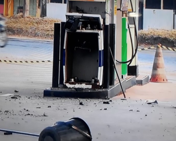 Criminosos explodem cofre e fogem com dinheiro de posto de combustíveis em Manaus