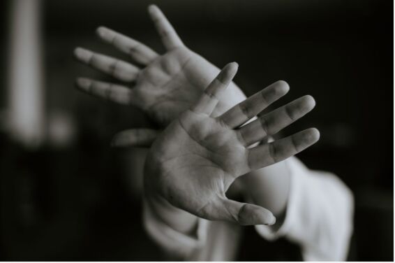 Mulher é espancada a pauladas ao negar dinheiro para marido comprar cerveja 