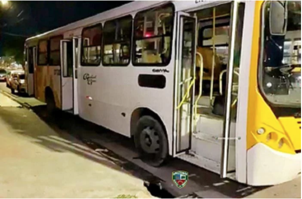 Armado com faca, bandido invade ônibus 651 e amedronta passageiros durante assalto em Manaus