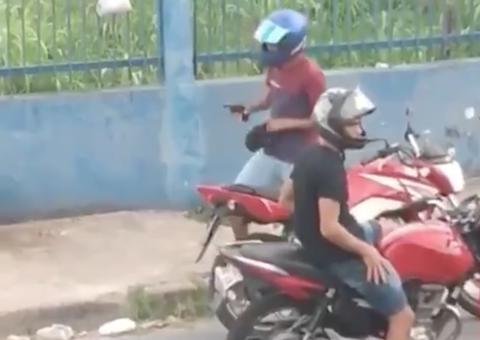 Vídeo mostra assaltantes levando moto de casal em rua de Manaus