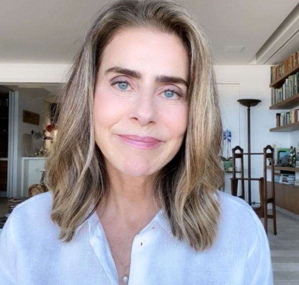 Maitê Proença compartilha vídeo dançando de biquíni: 'Pulando solta e pelada'