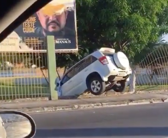 Carro desgovernado invade CSU do Parque 10 e fica 'entalado' em cerca