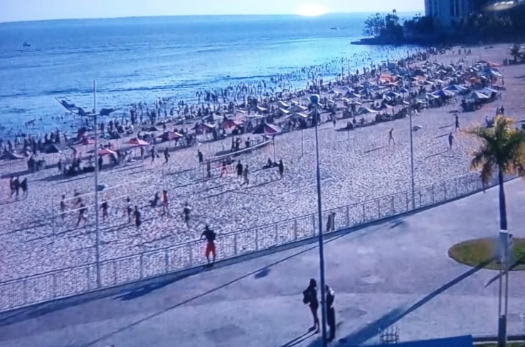 Banhistas desrespeitam horário permitido para lazer e arriscam vida na Ponta Negra