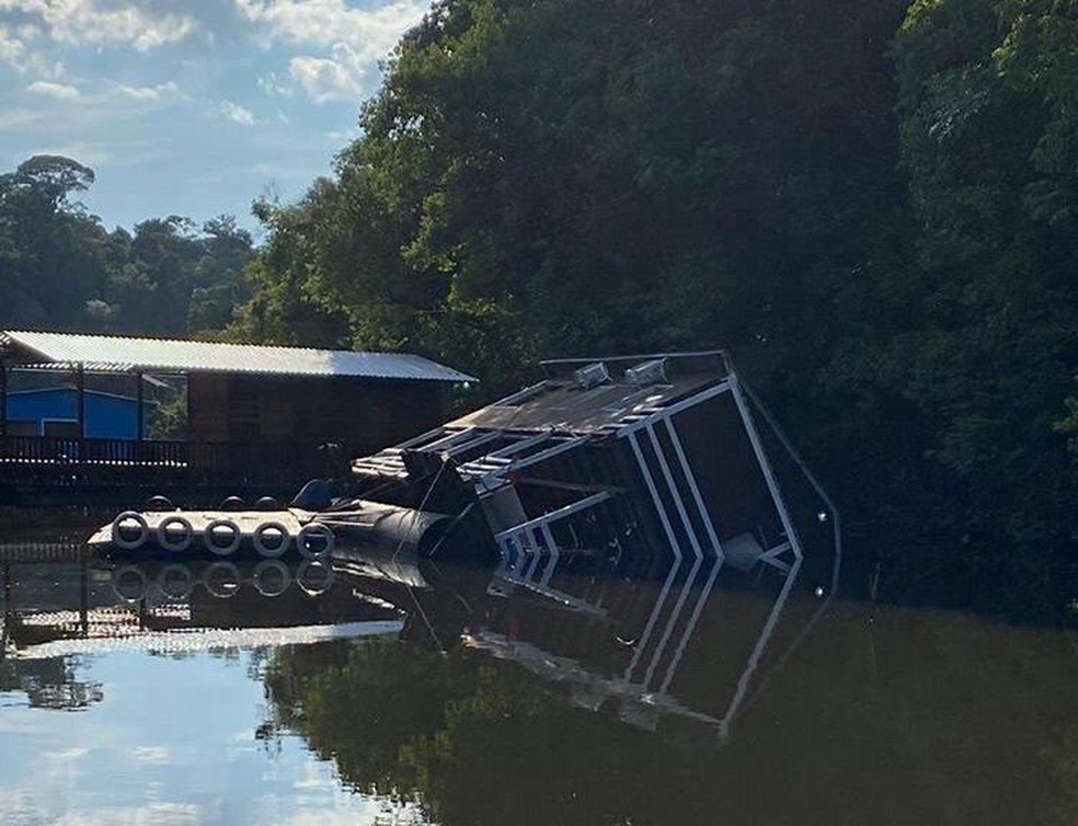 Flutuante com 50 pessoas racha ao meio e afunda durante festa de aniversário 