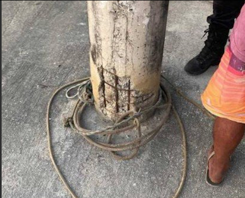 Idoso é amarrado em poste e torturado após ser acusado de mostrar partes íntimas à criança