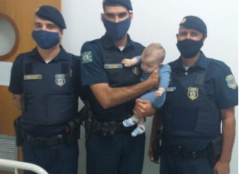 Bebê se engasga com leite e é salvo por Guardas Municipais