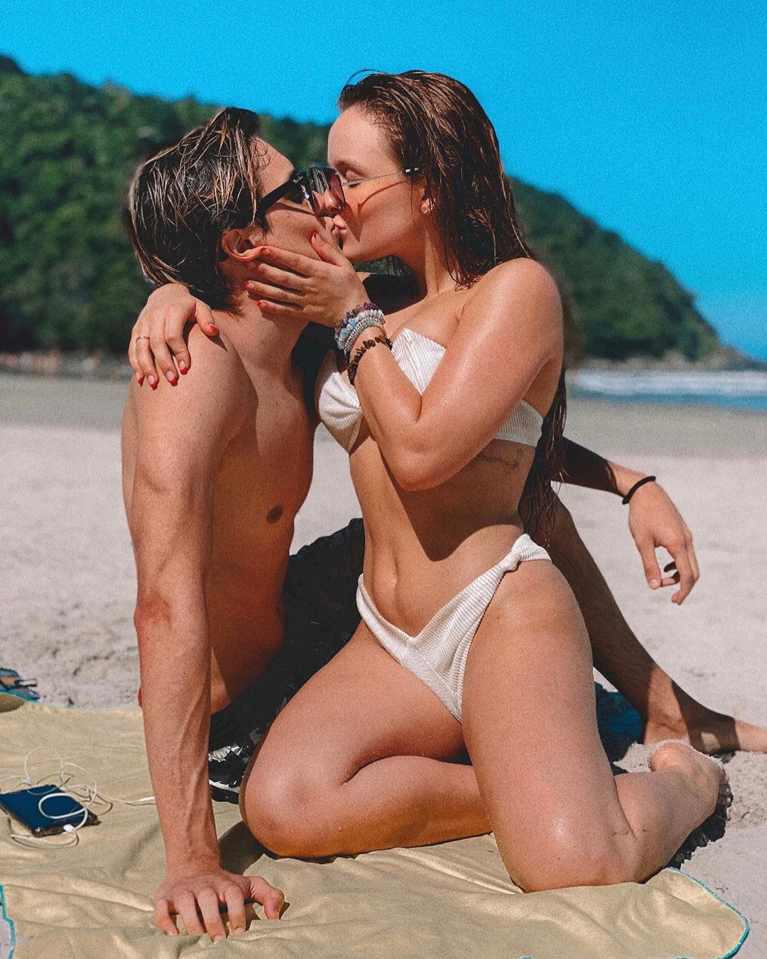 Larissa Manoela sensualiza em fotos quentes aos beijos com namorado na praia 