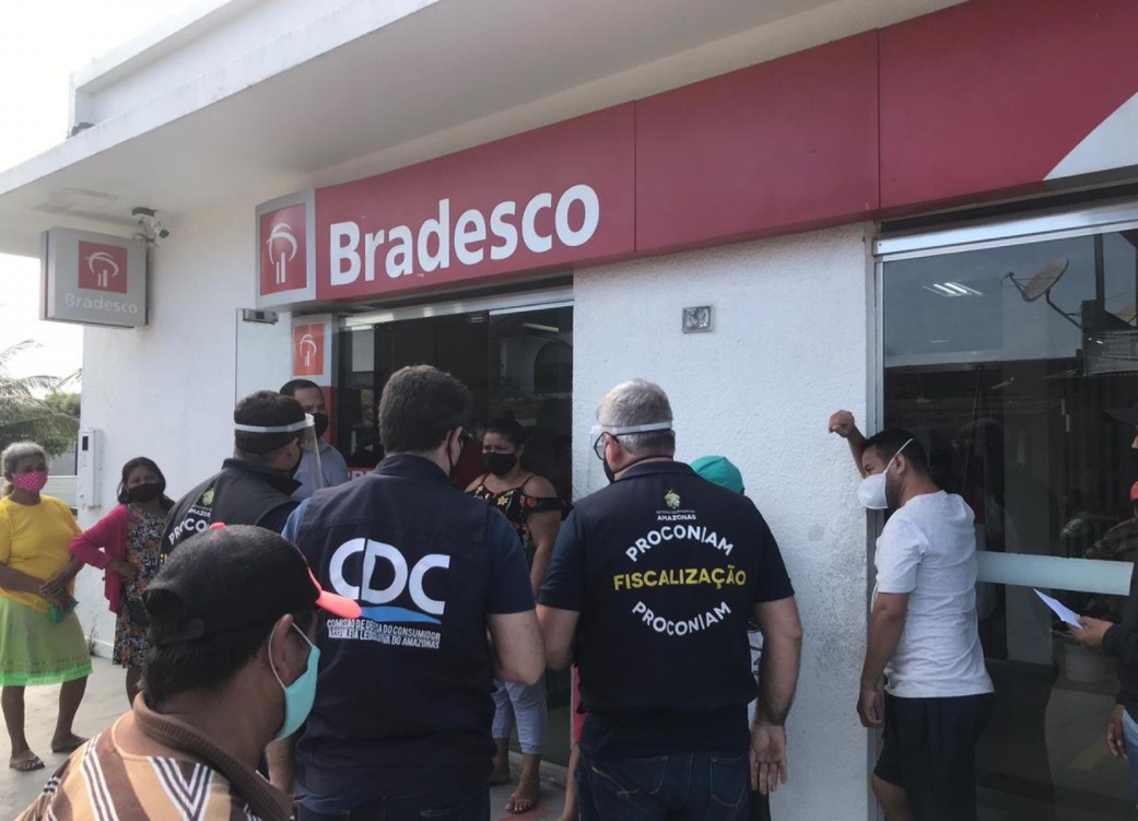 Fiscalização flagra agência bancária e posto de combustível com irregularidades em Codajás 