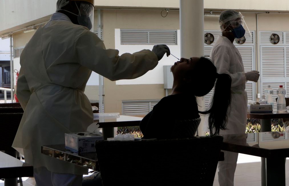 Curva de casos confirmados de covid-19 volta a subir no Brasil