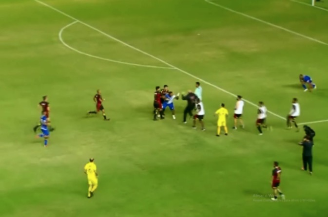 Massagista invade campo e espanca jogadores durante partida 