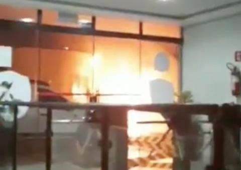 Grupo de 40 criminosos explodem bancos, incendeiam carros e atiram em policiais 