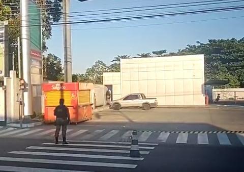 Confira momento em que bomba deixada em posto é detonada em Manaus