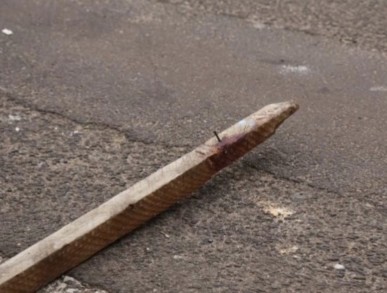 Homem tenta assaltar ônibus, mas é agredido a pauladas e jogado em buraco em Manaus 