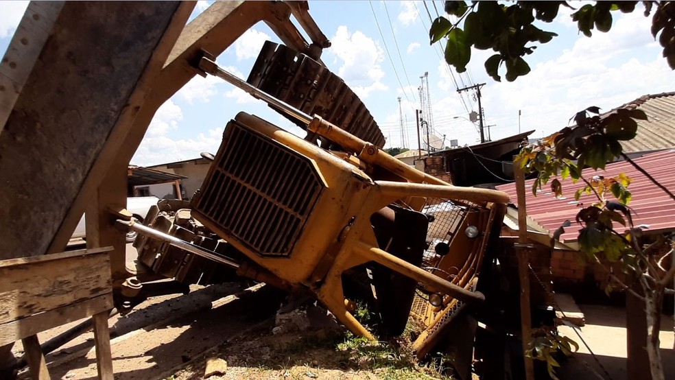Trator despenca de caminhão e por pouco não atinge casa com crianças no Amazonas 