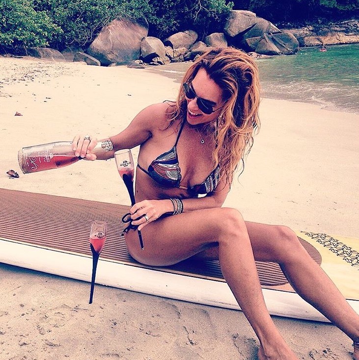 Aos 50, mulher de Galvão Bueno mostra corpaço de biquíni