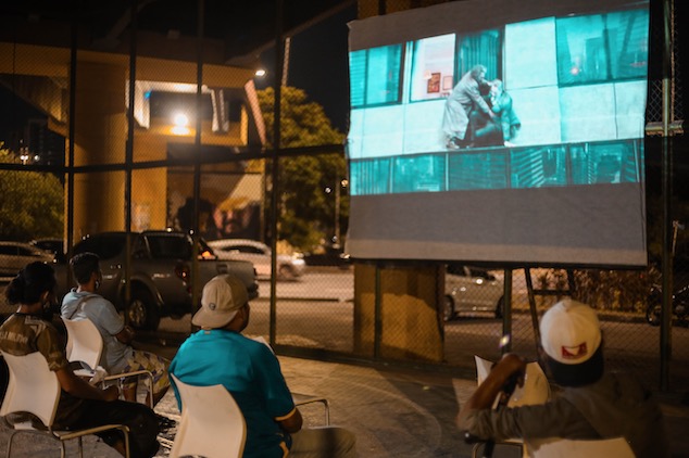 Projeto Girassol realiza sessão de cinema para população em situação de rua