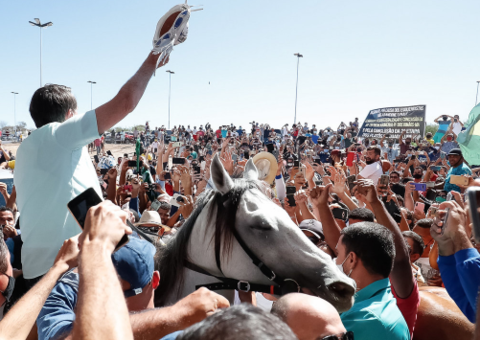 No Nordeste, Bolsonaro afaga líder do centrão, inaugura adutora e provoca aglomeração