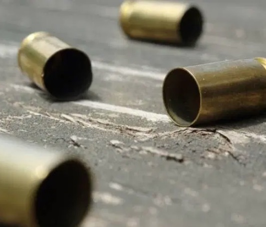 Jovem morre ao trocar tiros com a polícia em beco de Manaus