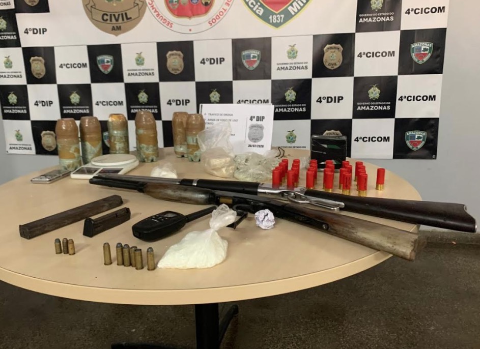 Dupla é presa com espingardas e munições pesadas em Manaus