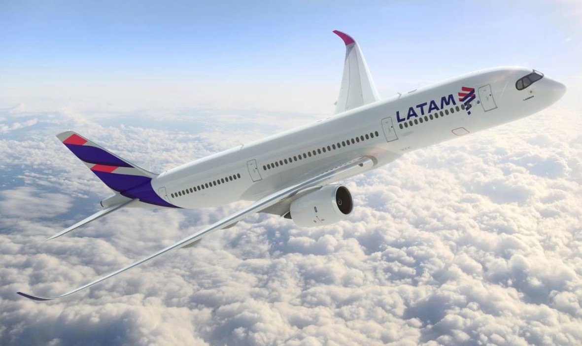 Latam anuncia que vai começar a demitir 2,7 mil tripulantes no Brasil 