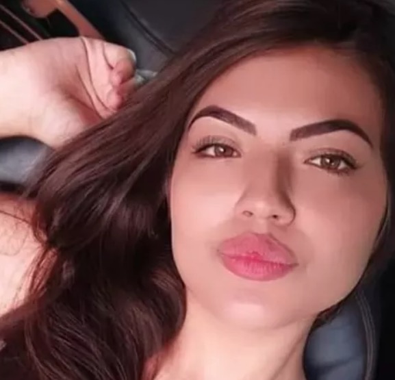 Jovem é assassinada a facadas na porta de casa