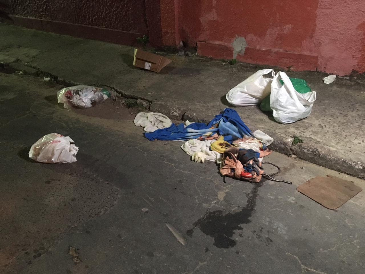 Sem temer, grupo criminoso descarta corpo de homem no meio da rua em Manaus