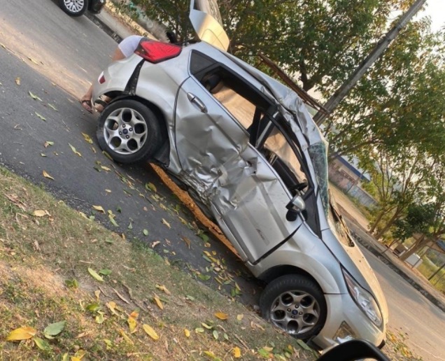 Poste desaba e carros ficam destruídos após colisão em avenida de Manaus