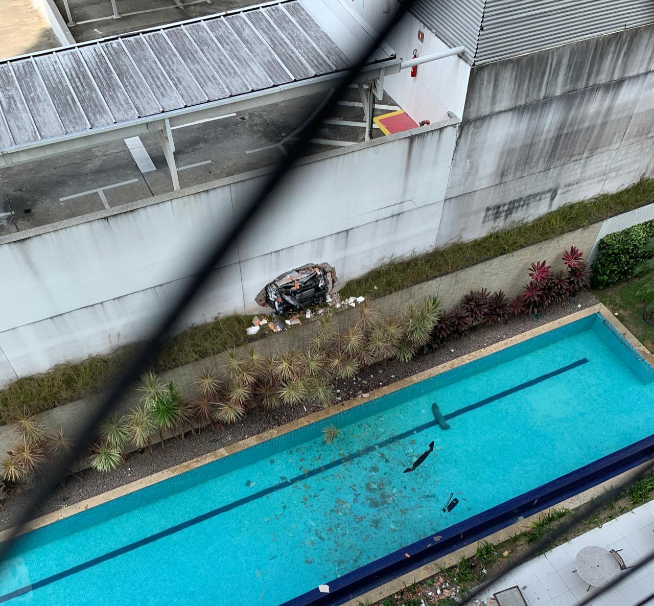 Motorista 'vara' muro do Roma e quase cai na piscina de condomínio em Manaus