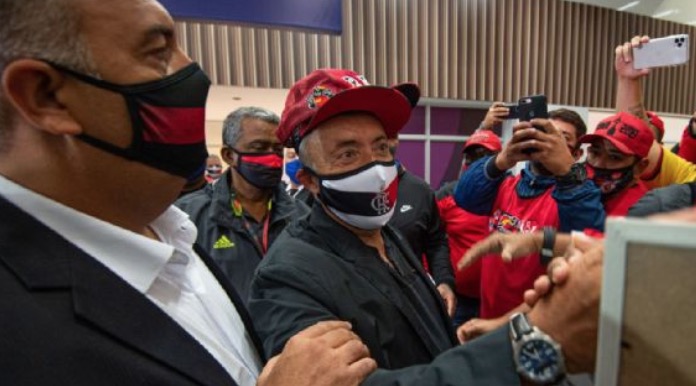 Domènec Torrent chega ao Brasil e é recebido com festa por torcedores do Flamengo