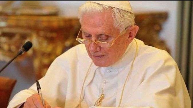 Bento XVI está em situação extremamente frágil, diz imprensa 