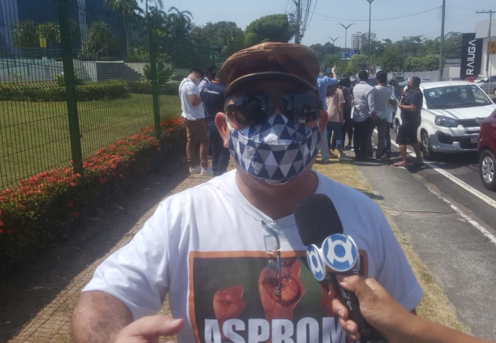 Professores realizam protesto em frente à Aleam contra volta às aulas em Manaus