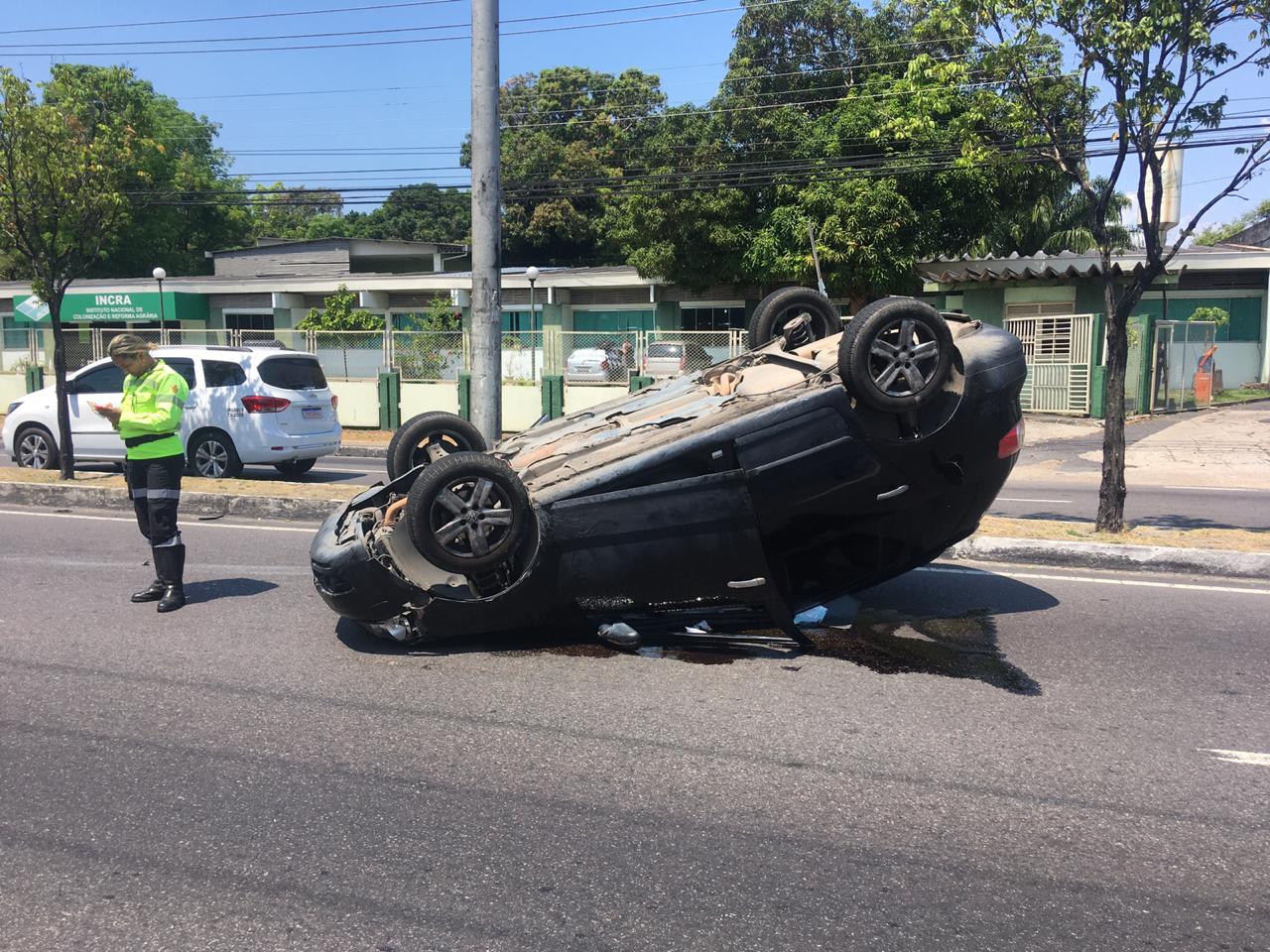 Mulher fica ferida após carro colidir com outro e capotar no meio de avenida em Manaus