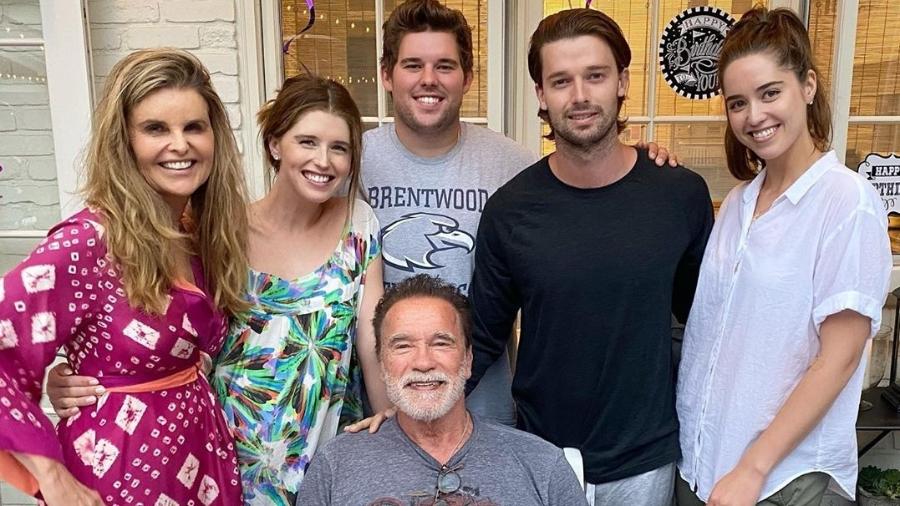 Arnold Schwarzenegger posa com os filhos e a ex-mulher em clique raro
