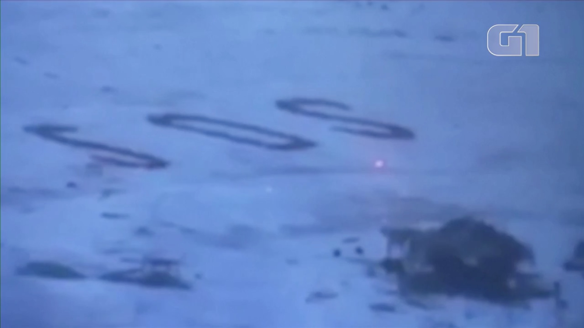 Grupo é resgatado de ilha do Pacífico após escrever 'SOS' gigante na areia