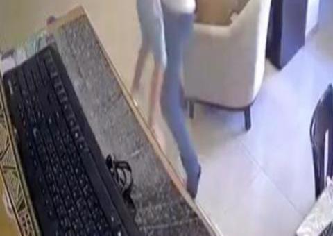 Homem protege criança de explosão em Beirute; Veja vídeo