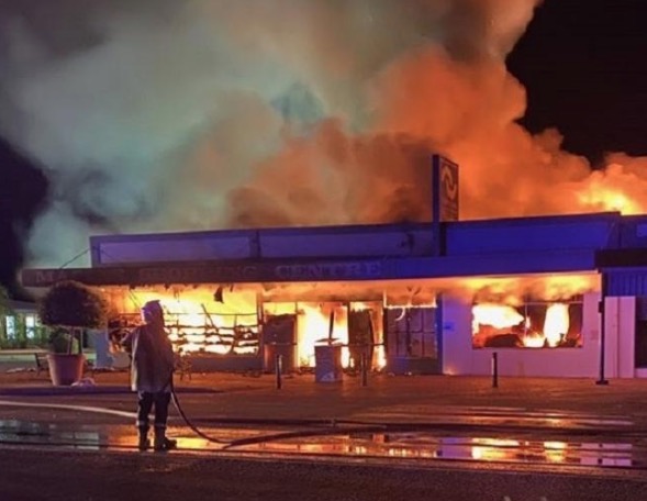 Homem põe fogo em próprio supermercado para 'exterminar' Coronavírus