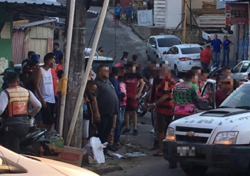 Idoso tenta fugir após bater carro em mototaxista mas é pego por populares em Manaus