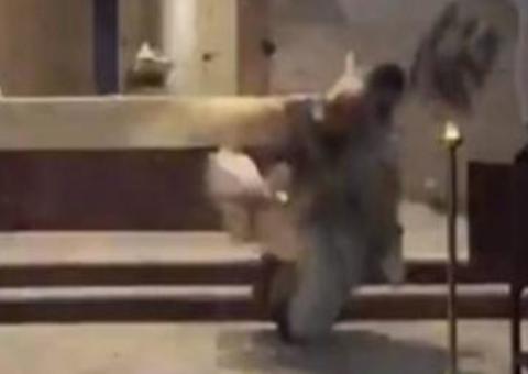 Vídeo chocante mostra padre sendo atingido por escombros durante missa no Líbano 