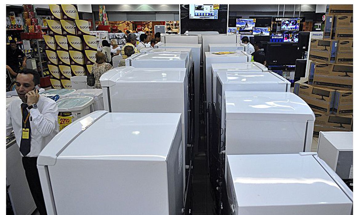 Geladeira e fogão podem ficar mais baratos com IPI menor, diz Guedes