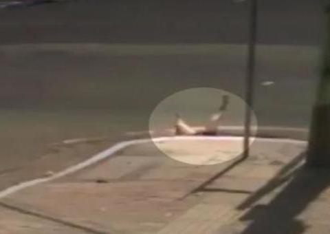 Mulher é arremessada para esgoto em acidente violento; veja vídeo