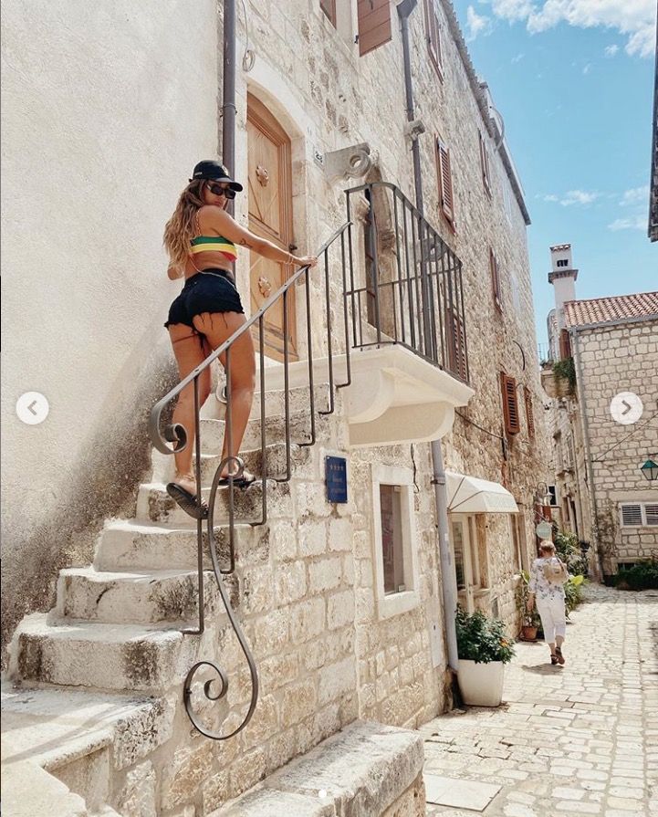 Anitta sensualiza de microshort em novas fotos na Croácia