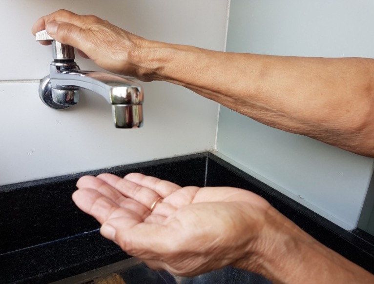 Bairros de Manaus ainda apresentam falhas no abastecimento de água após interrupção