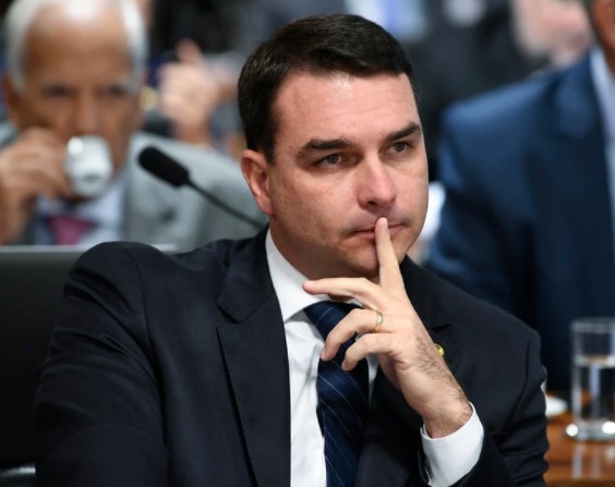 Flávio Bolsonaro entra com pedido para trocar promotores do caso das 'rachadinhas'