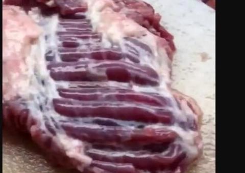 Veja vídeo bizarro de carne se mexendo em tábua de cortar