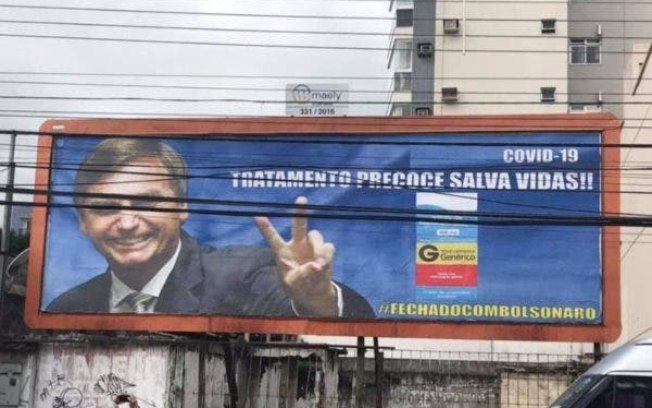 Bolsonaro aparece em outdoor como ‘garoto-propaganda’ da cloroquina