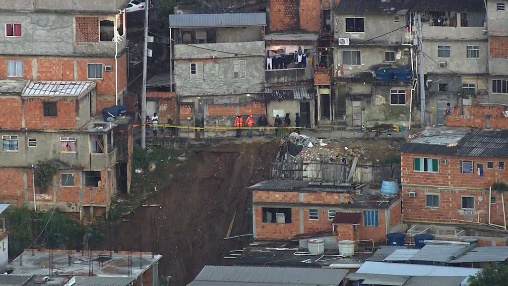 Deslizamento de terra  deixa 12 famílias desabrigadas no Morro da Mangueira