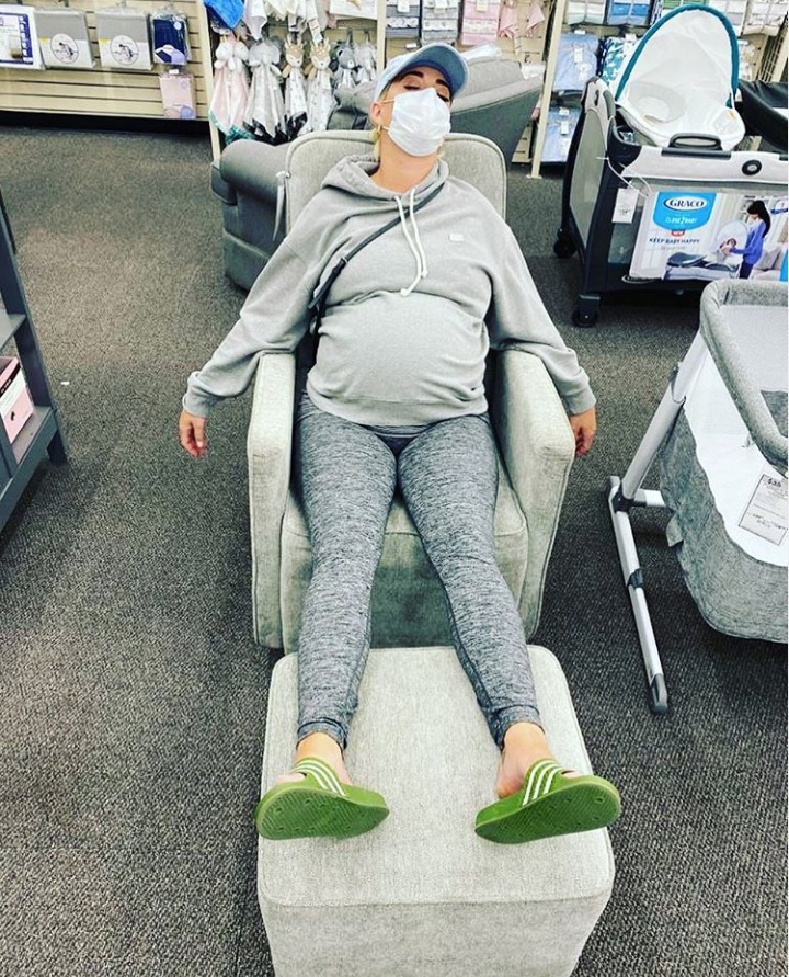 Grávida de 9 meses, Katy Perry ‘dorme’ em loja para bebês