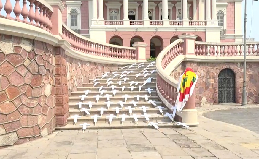Cruzes são estendidas na escadaria do Teatro Amazonas em ato contra mortes por Covid-19 