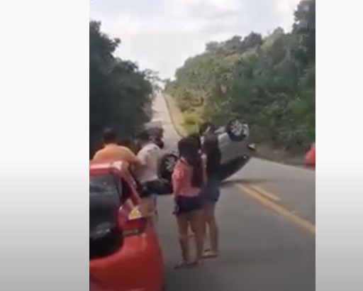 Advogado fica ferido após carro colidir com carreta e capotar na BR-174