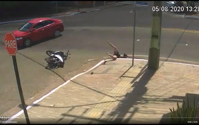 Motociclista que caiu em bueiro deve passar por cirurgia na coluna 